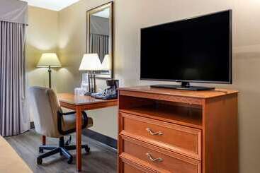 هتل Econo Lodge & Suites Southern Pines