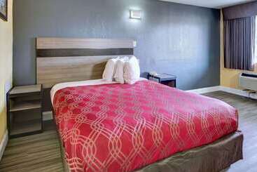 هتل Econo Lodge At Military Circle