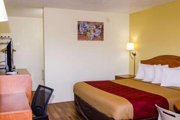 هتل Econo Lodge East