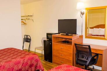 هتل Econo Lodge East