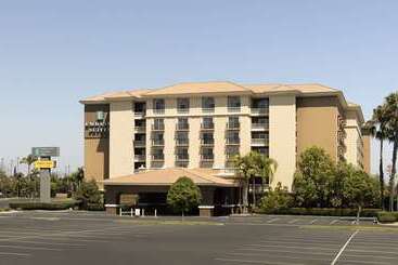 هتل Embassy Suites By Hilton Anaheim North