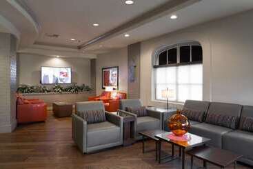 هتل Embassy Suites By Hilton Anaheim North