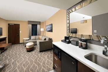 هتل Embassy Suites By Hilton Atlanta Airport