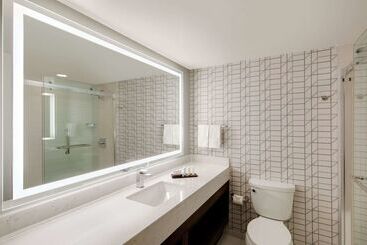 هتل Embassy Suites By Hilton Atlanta Perimeter Center