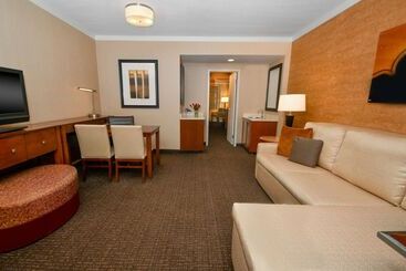 هتل Embassy Suites By Hilton Austin Downtown South Congress