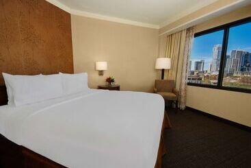 هتل Embassy Suites By Hilton Austin Downtown South Congress