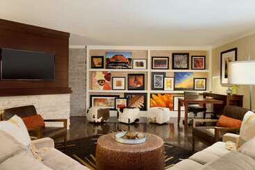 هتل Embassy Suites By Hilton Austin Downtown South Congress
