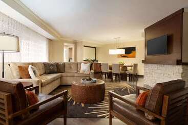 هتل Embassy Suites By Hilton Austin Downtown South Congress