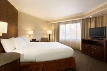 هتل Embassy Suites By Hilton Austin Downtown South Congress
