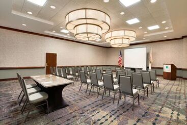 هتل Embassy Suites By Hilton Chicago North Shore Deerfield