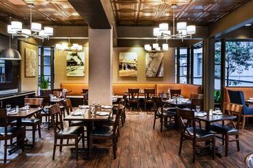 هتل Embassy Suites By Hilton Chicago North Shore Deerfield