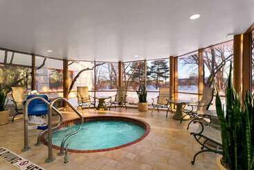 هتل Embassy Suites By Hilton Chicago North Shore Deerfield