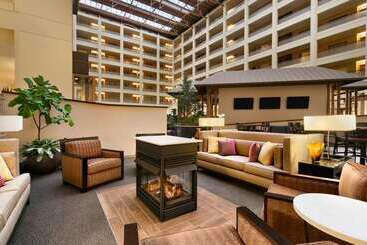 هتل Embassy Suites By Hilton Chicago North Shore Deerfield