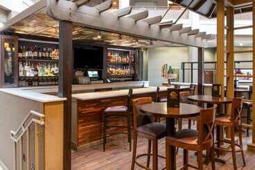هتل Embassy Suites By Hilton Chicago North Shore Deerfield