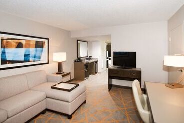 هتل Embassy Suites By Hilton Cincinnati Northeast Blue Ash