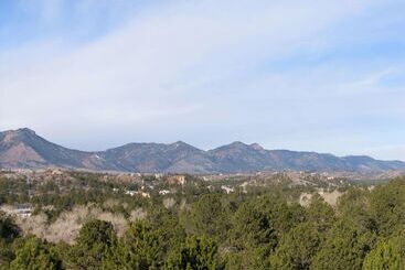 هتل Embassy Suites By Hilton Colorado Springs
