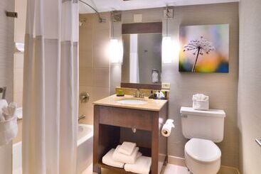 هتل Embassy Suites By Hilton Denver Central Park