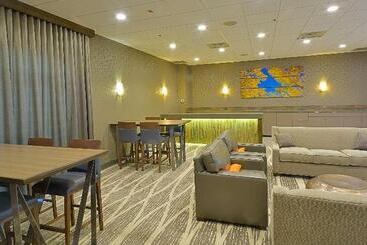 هتل Embassy Suites By Hilton Denver Central Park