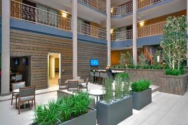هتل Embassy Suites By Hilton Denver Central Park