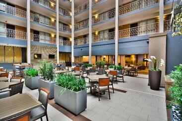 هتل Embassy Suites By Hilton Denver Central Park