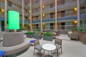 هتل Embassy Suites By Hilton Denver Central Park
