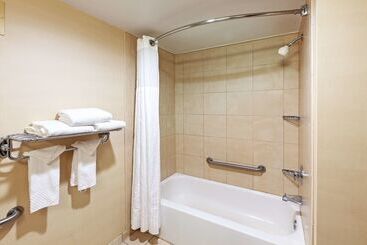هتل Embassy Suites By Hilton Greensboro Airport
