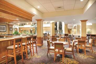 هتل Embassy Suites By Hilton Greensboro Airport