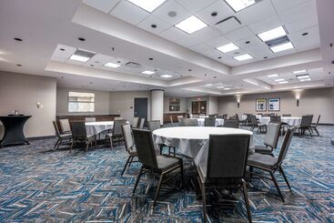 هتل Embassy Suites By Hilton Indianapolis Downtown