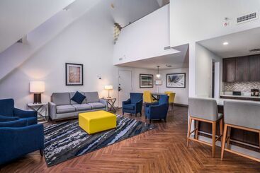 هتل Embassy Suites By Hilton Indianapolis Downtown