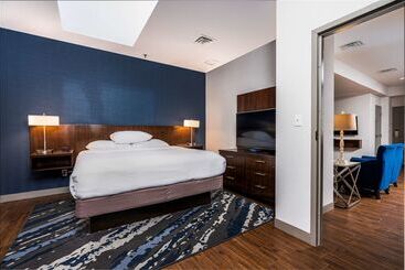 هتل Embassy Suites By Hilton Indianapolis Downtown