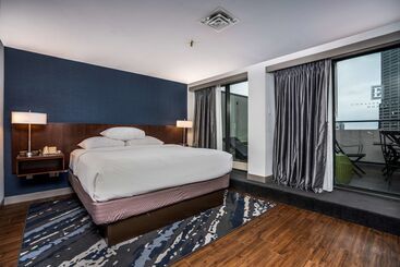 هتل Embassy Suites By Hilton Indianapolis Downtown