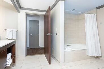 هتل Embassy Suites By Hilton Indianapolis Downtown
