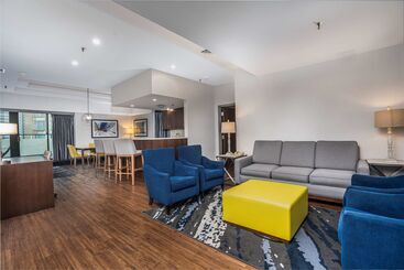 هتل Embassy Suites By Hilton Indianapolis Downtown