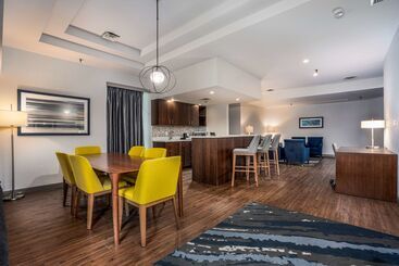 هتل Embassy Suites By Hilton Indianapolis Downtown