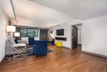 هتل Embassy Suites By Hilton Indianapolis Downtown