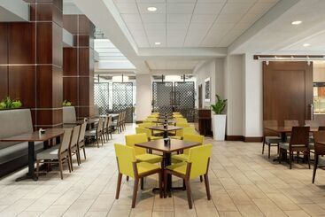 هتل Embassy Suites By Hilton Indianapolis Downtown