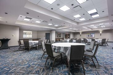 هتل Embassy Suites By Hilton Indianapolis Downtown