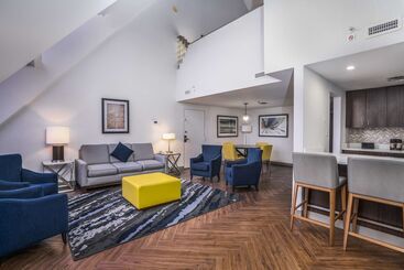 هتل Embassy Suites By Hilton Indianapolis Downtown