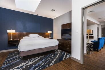 هتل Embassy Suites By Hilton Indianapolis Downtown