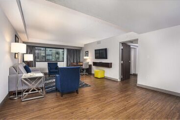 هتل Embassy Suites By Hilton Indianapolis Downtown
