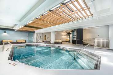 هتل Embassy Suites By Hilton Indianapolis Downtown
