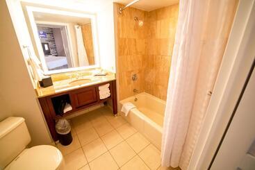 هتل Embassy Suites By Hilton Kansas City Overland Park