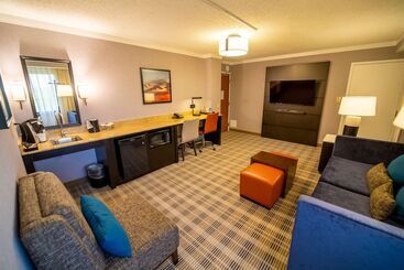 هتل Embassy Suites By Hilton Kansas City Overland Park