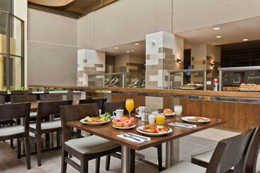 هتل Embassy Suites By Hilton Los Angeles Downey