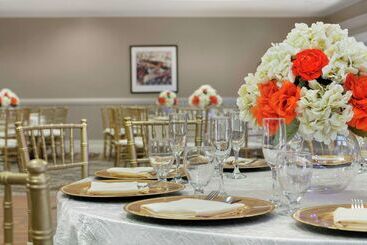هتل Embassy Suites By Hilton Los Angeles Downey