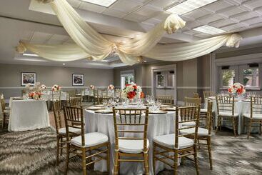هتل Embassy Suites By Hilton Los Angeles Downey