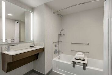 هتل Embassy Suites By Hilton Los Angeles Downey