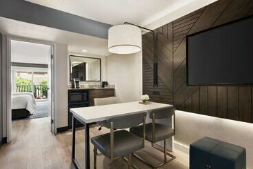هتل Embassy Suites By Hilton Los Angeles Downey