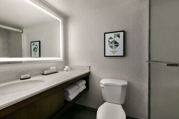 هتل Embassy Suites By Hilton Los Angeles Downey