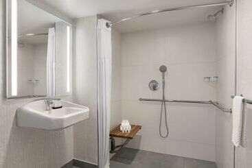 هتل Embassy Suites By Hilton Los Angeles Downey